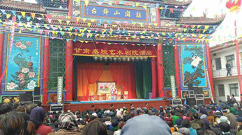 甘肅秦腔藝術(shù)劇院赴甘谷慰問演出現(xiàn)場(chǎng)氣氛熱烈