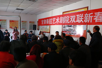甘肅秦腔藝術(shù)劇院領(lǐng)導(dǎo)班子、全體中層干部和部分演職人員赴清水縣李店村慰問雙聯(lián)幫扶戶并舉辦慰問演出活動