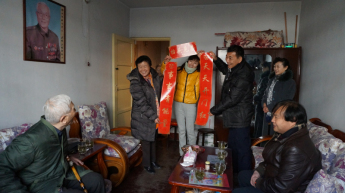甘肅演藝集團(tuán)董事長(zhǎng)朱玉蘭、總經(jīng)理張明、藝術(shù)總監(jiān)胡豫川等慰問離退休老同志